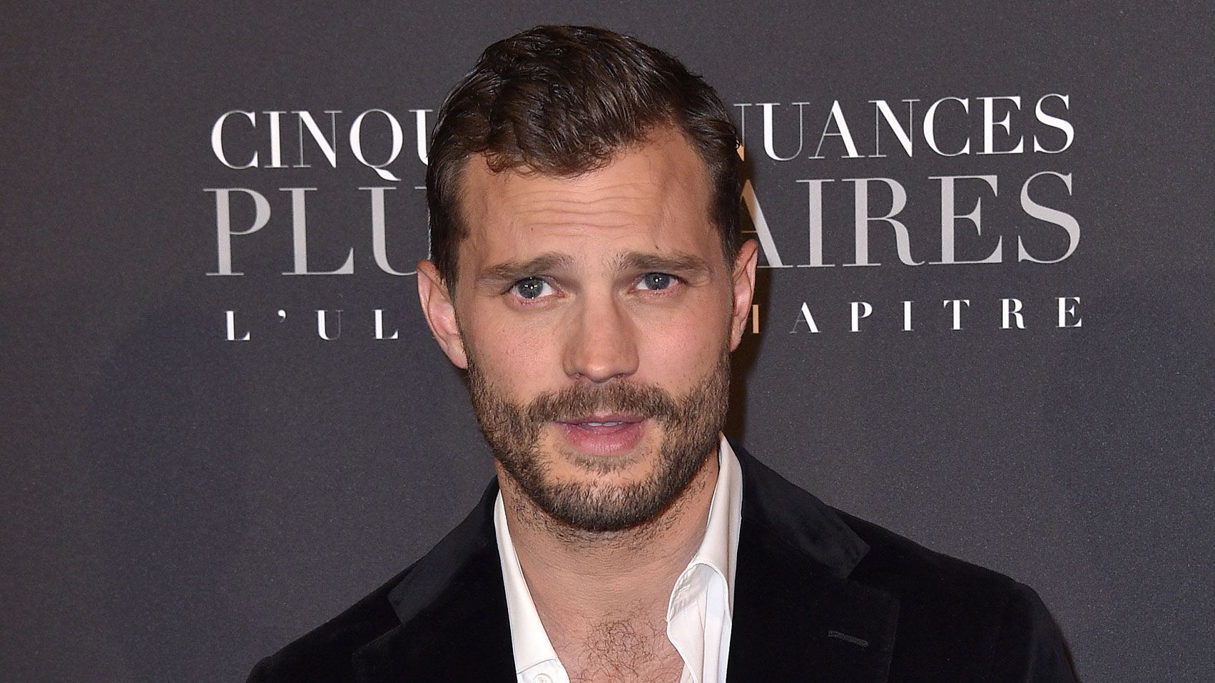 Jamie Dornan relooké par ses filles : Perruque et talons, le résultat est stupéfiant !