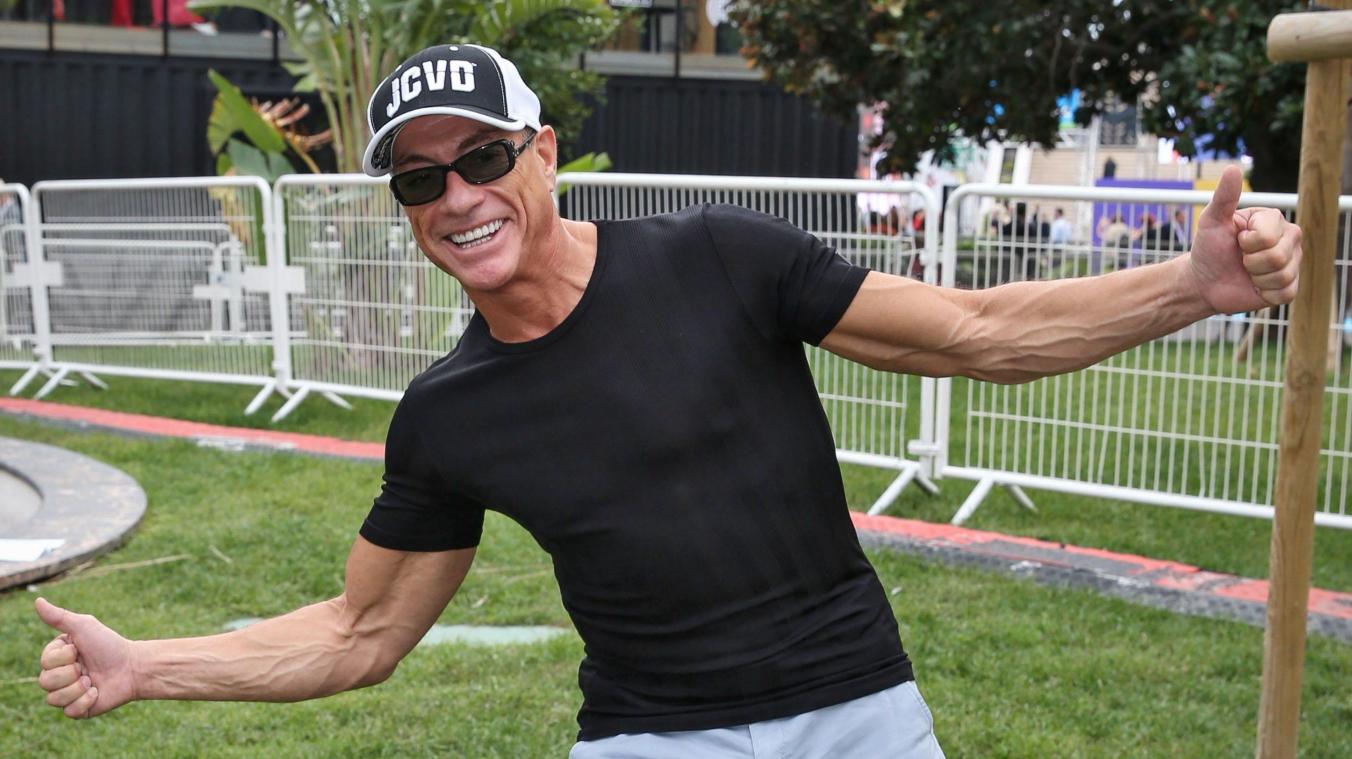 Jean-Claude Van Damme donne des cours de sport... et ça vaut le détour !