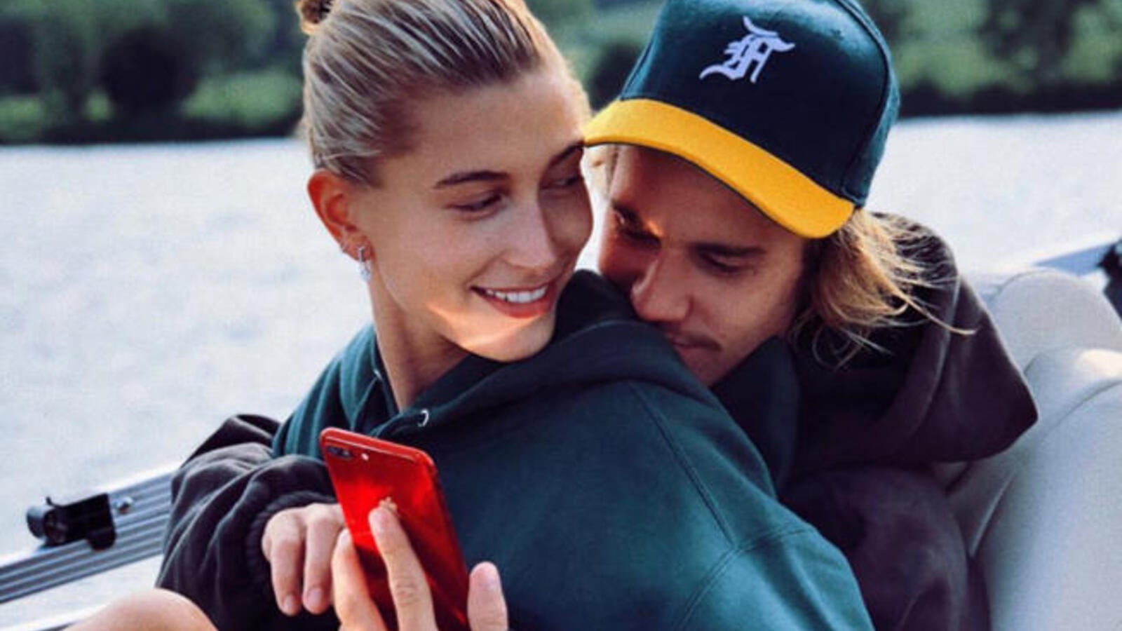 Justin Bieber soigne son acné grâce à Hailey : &quot;Elle perce mes boutons et me fait des masques&quot;