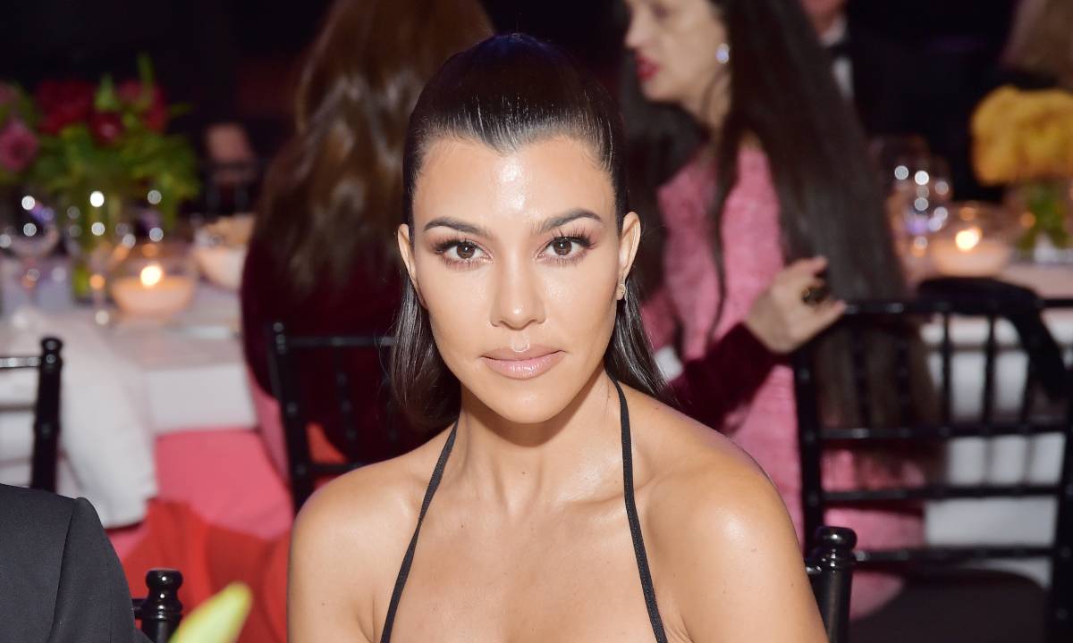 Kourtney Kardashian ignore le confinement : Elle ose le bikini en plein désert !