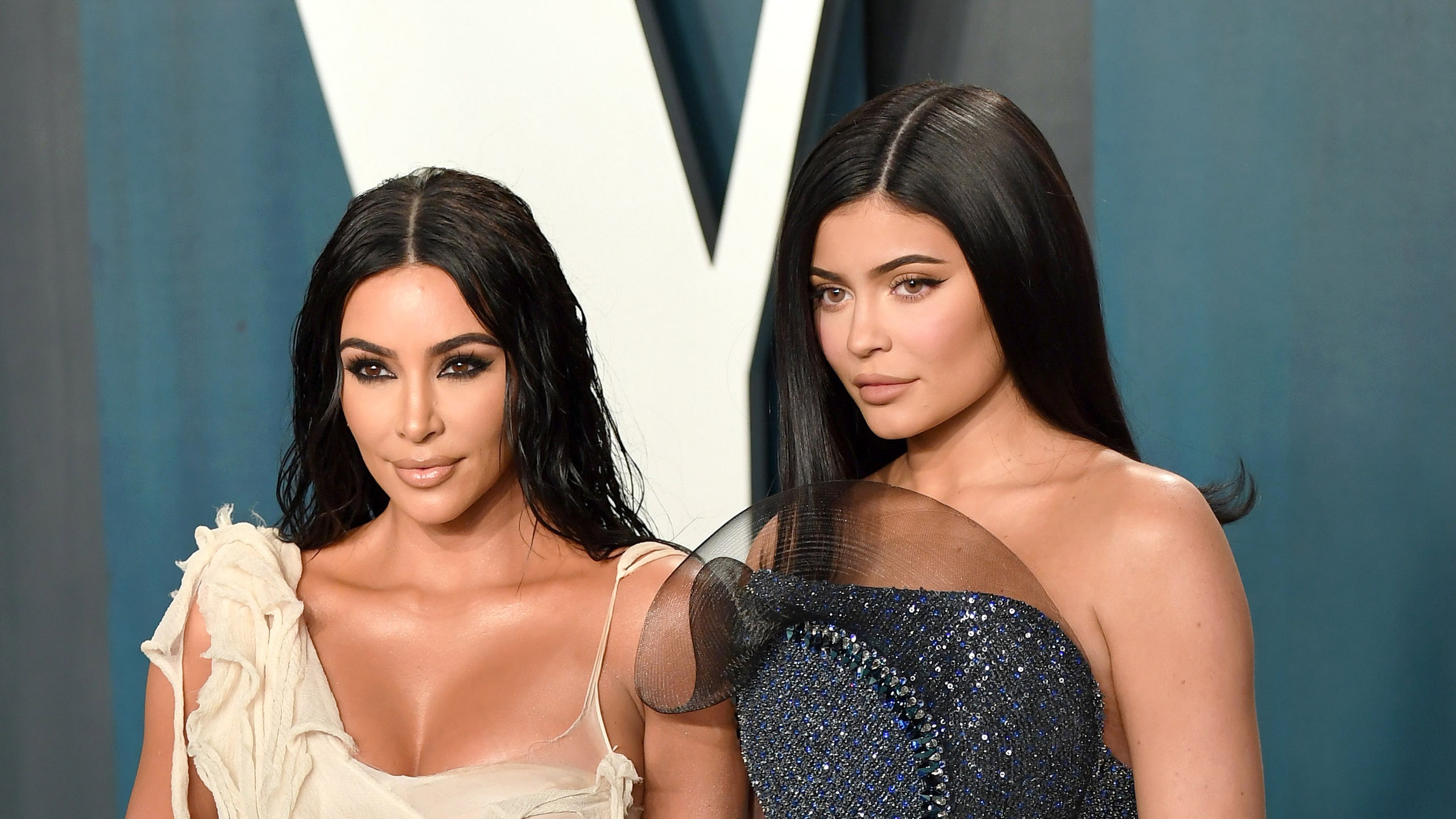 Kylie Jenner et Kim Kardashian : Battle de décolleté XXL entre les deux soeurs !
