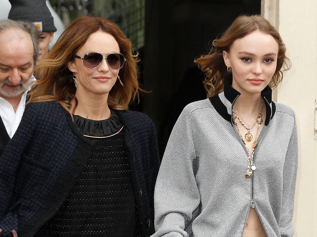 Lily-Rose Depp à Paris : Sa virée stylée et masquée avec sa mère Vanessa Paradis