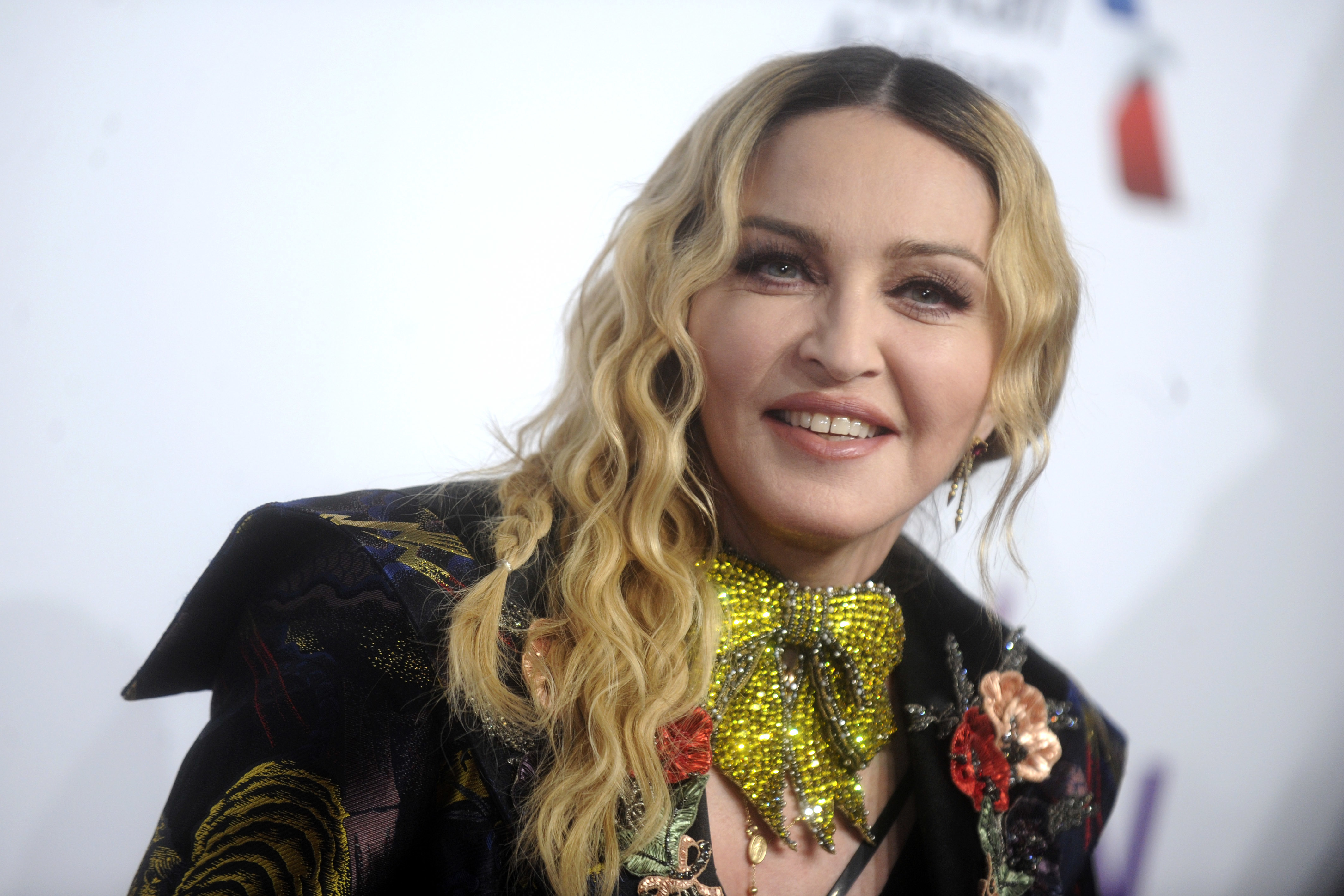 Madonna : Tétons dévoilés et pose provocante, elle choque les internautes !