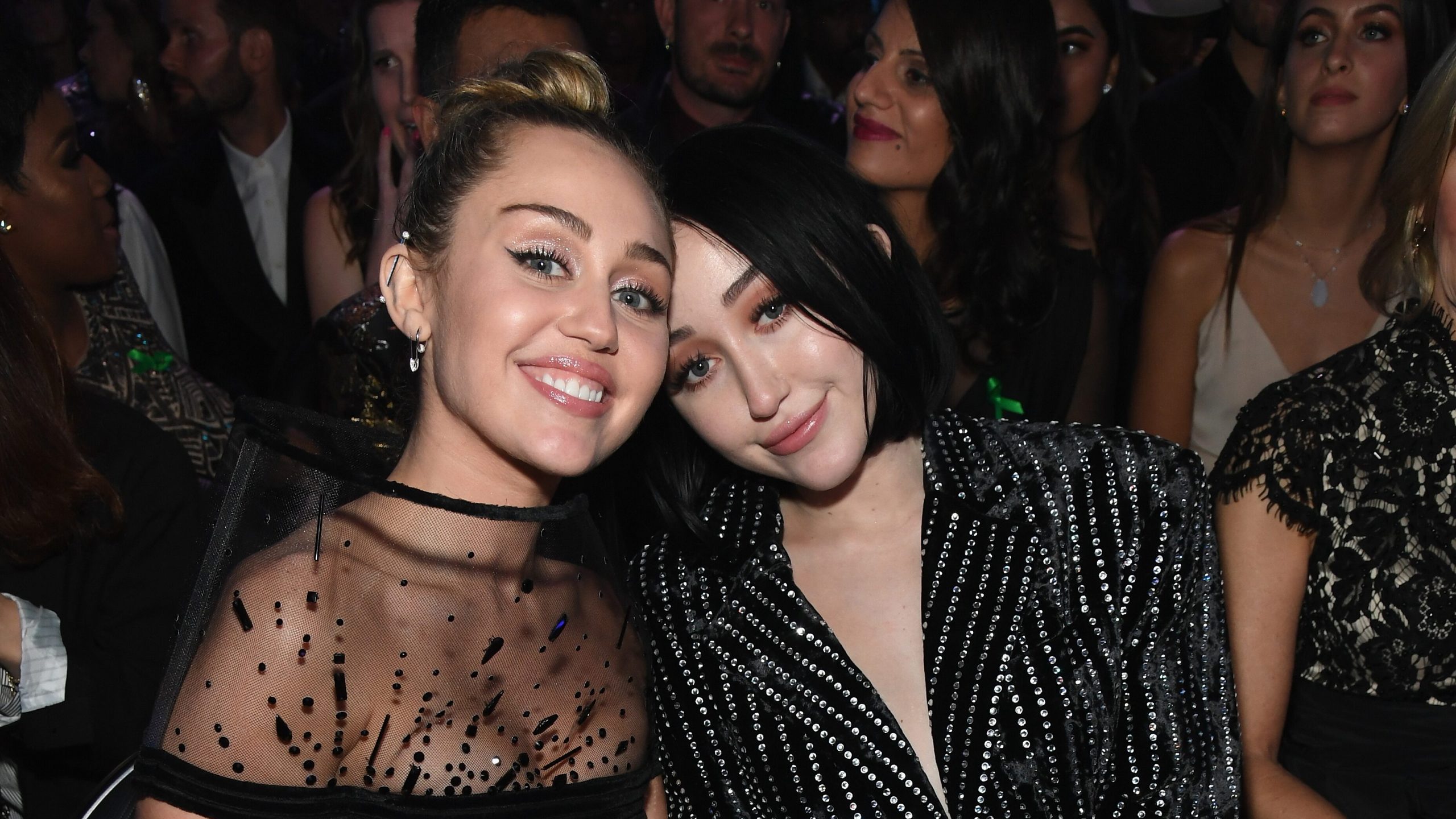Miley Cyrus : Sa soeur Noah a très mal supporté de vivre dans son ombre