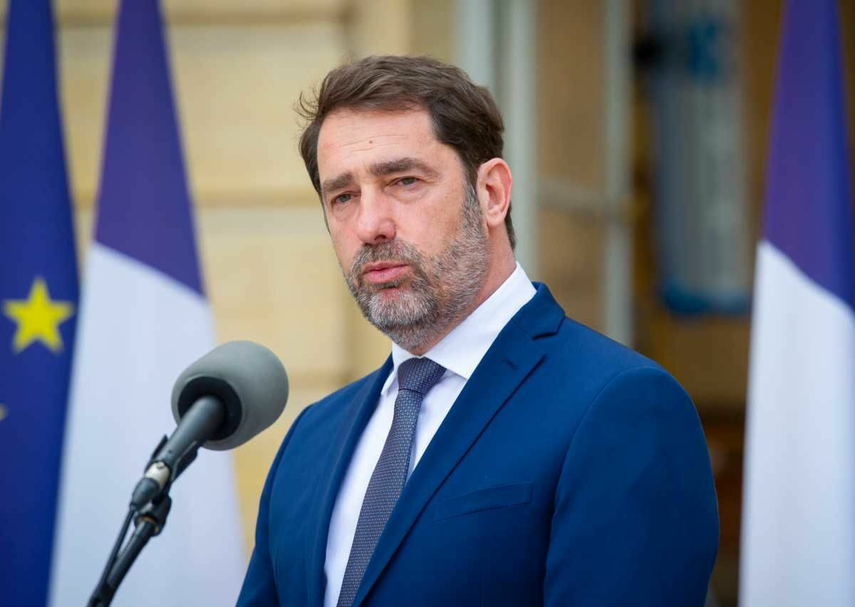 Restaurants fermés : Christophe Castaner en pleine dégustation d’huîtres à la plage !