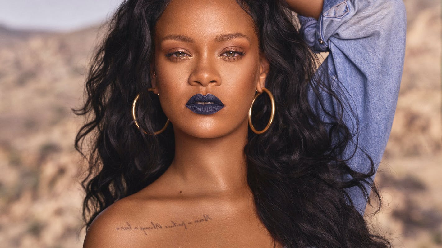 Rihanna confinée : tenue transparente, vin et cigarette, sa soirée hot qui fait le buzz !