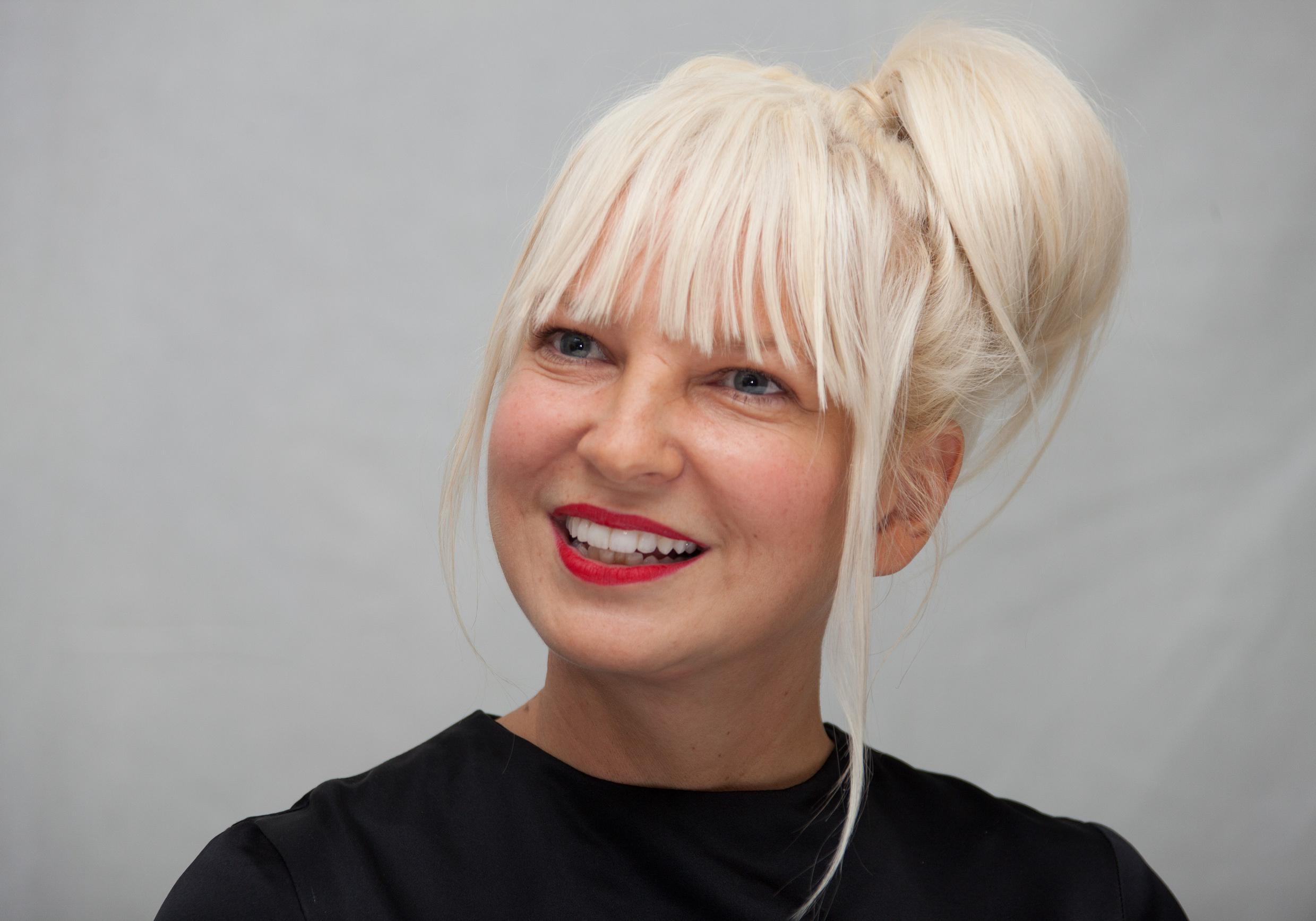 Sia : La chanteuse a adopté deux garçons majeurs !