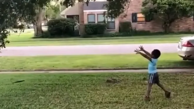 Ce petit garçon est persuadé d'être doté de super-pouvoirs... et c'est adorable !