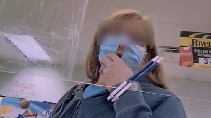 Une Américaine troue son masque pour mieux respirer
