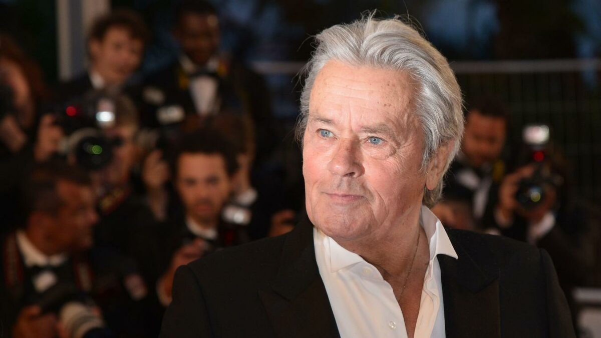 Alain Delon : Silencieux depuis son AVC, il donne enfin des nouvelles de son état de santé