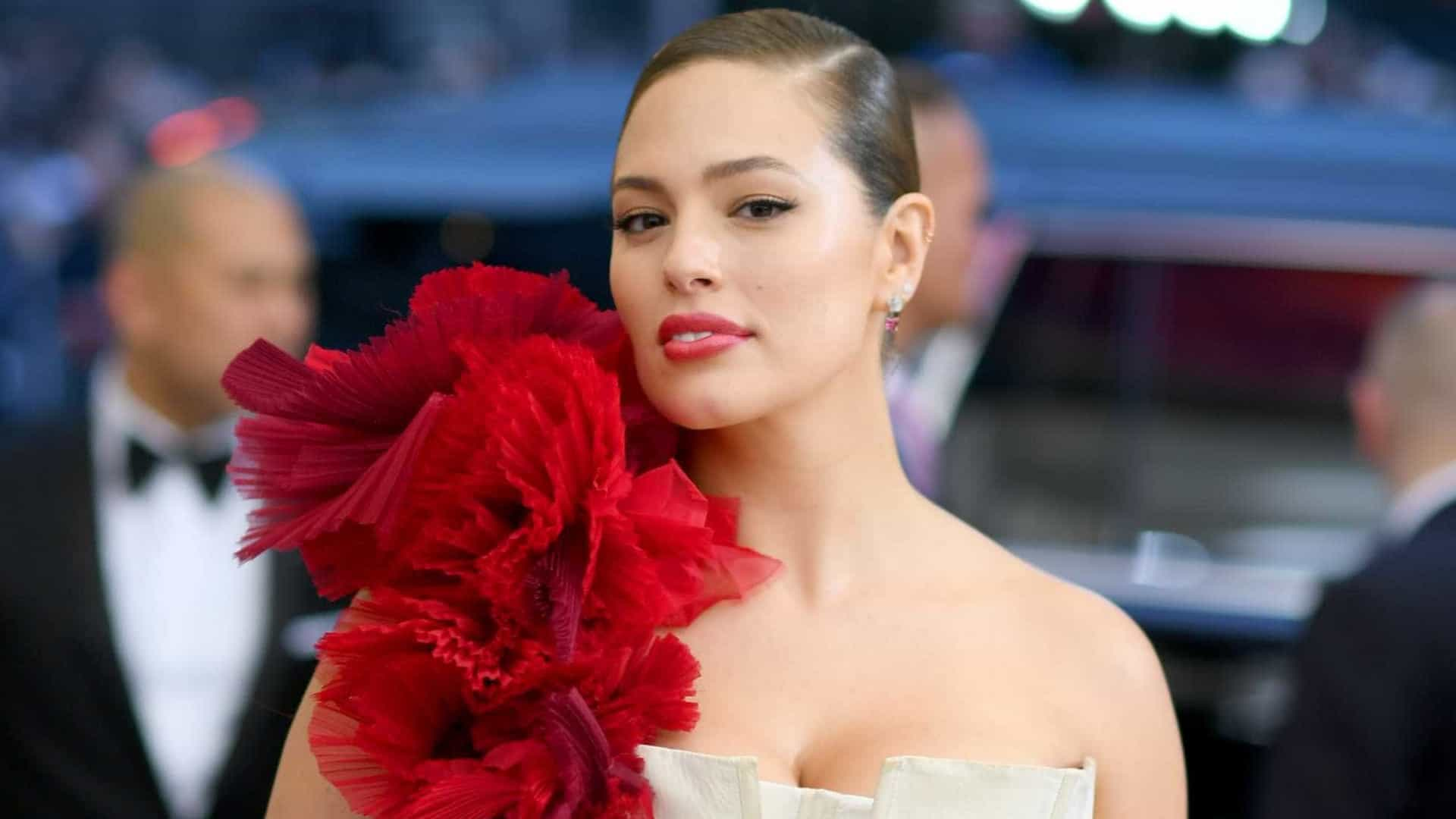 Ashley Graham maman : Elle dévoile son corps post-partum en couverture d’Harper's Bazaar