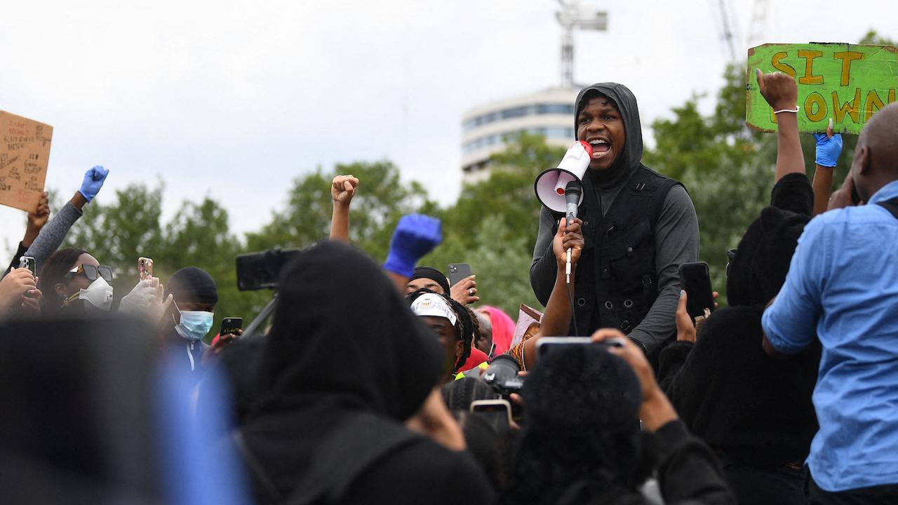 Black Lives Matter : John Boyega s’effondre durant son discours contre le racisme