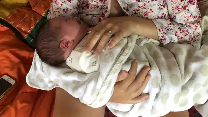 Confinement : Elle accouche à domicile d'un bébé de 5 kilos