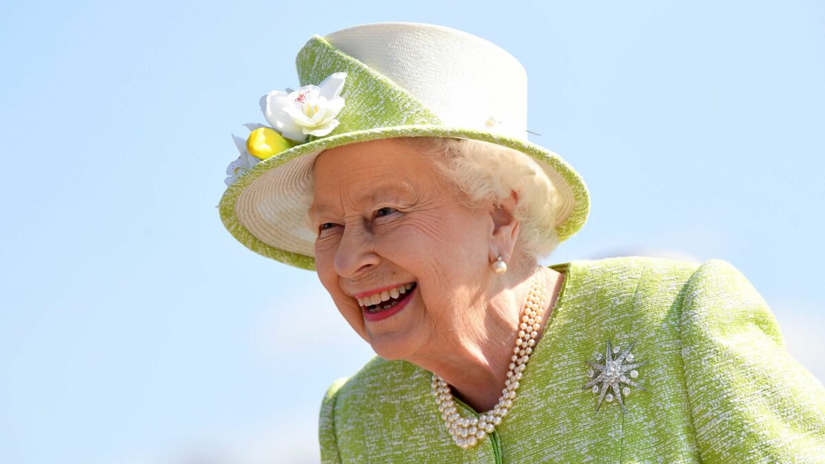 Elizabeth II : A 94 ans, elle monte toujours à cheval !