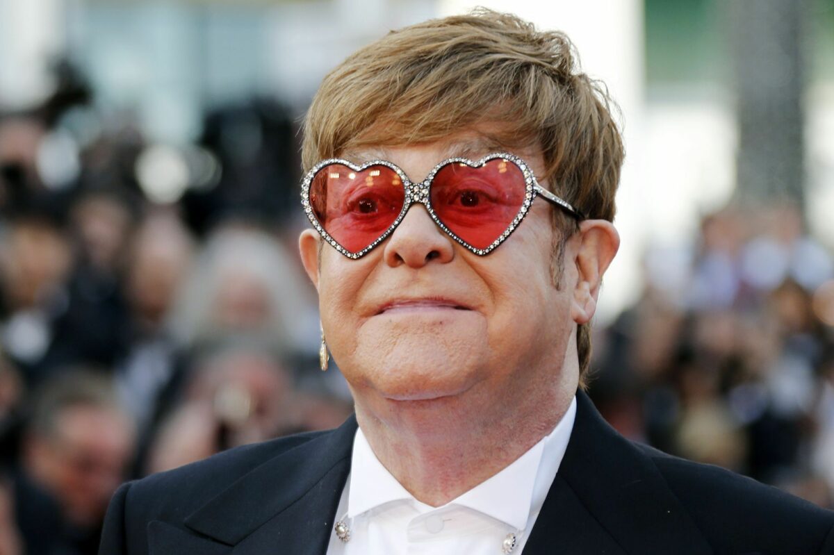 Elton John :  Il vole au secours de sa petite amie retrouvée 50 ans plus tard