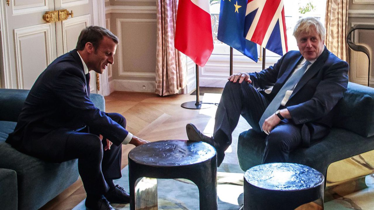 Emmanuel Macron face à Boris Johnson : Cette scène qui amuse la Toile !