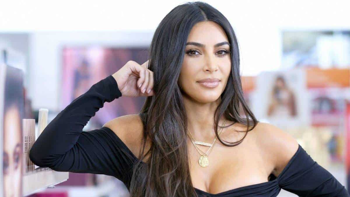 Kim Kardashian dans un nouveau corset : Son tour de taille choque les internautes !