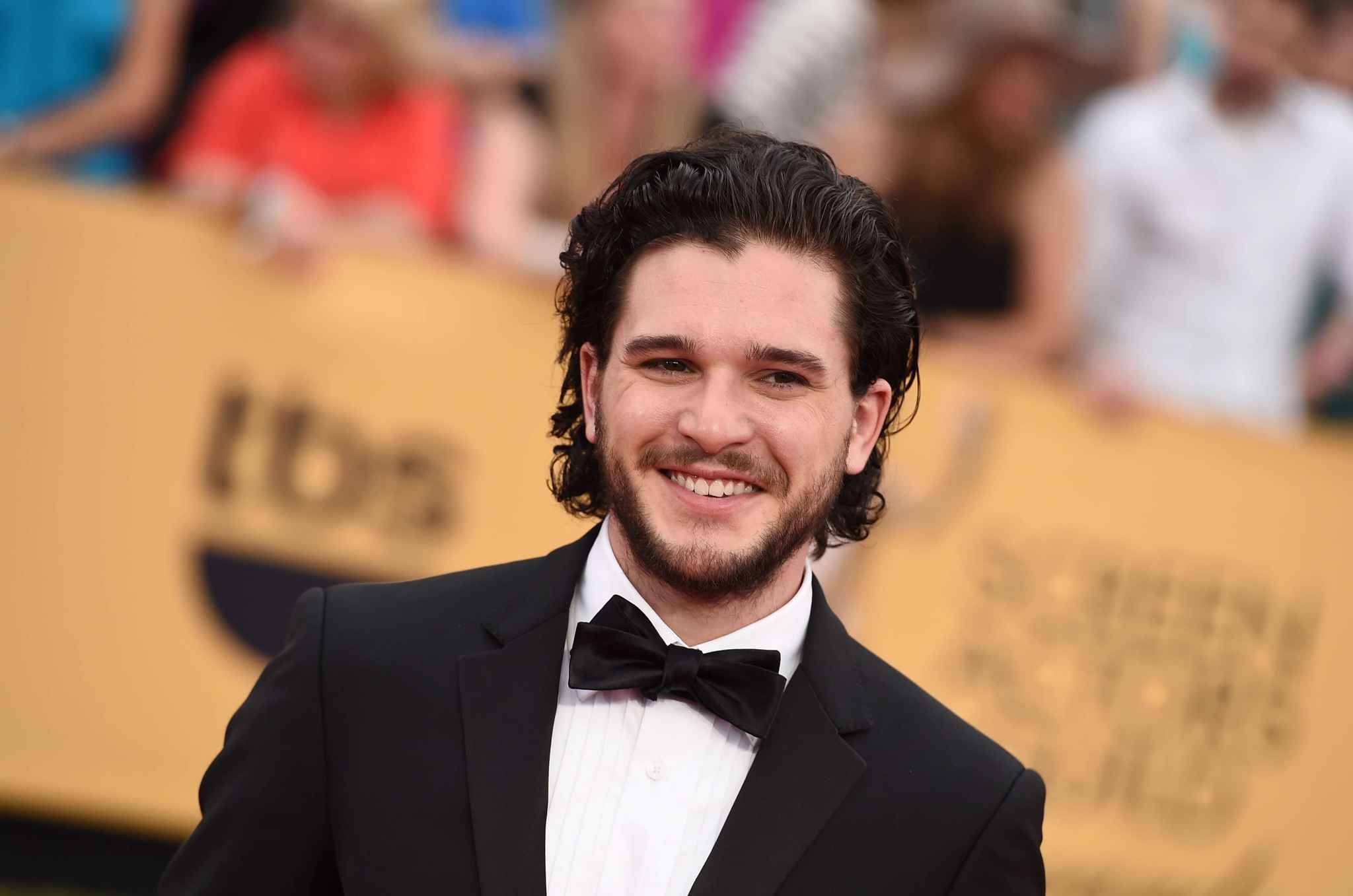 Kit Harington : Adieu les cheveux longs, l'acteur change de look !