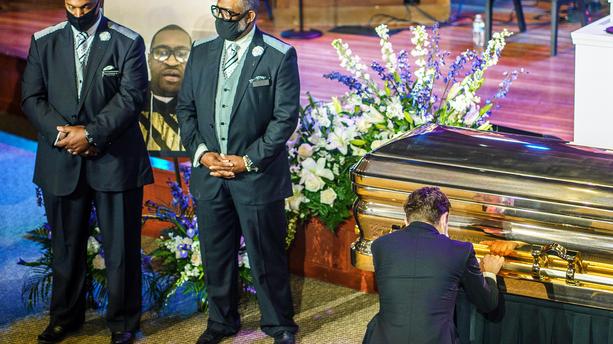Mort de George Floyd : Le maire de Minneapolis s’effondre devant son cercueil et choque la toile