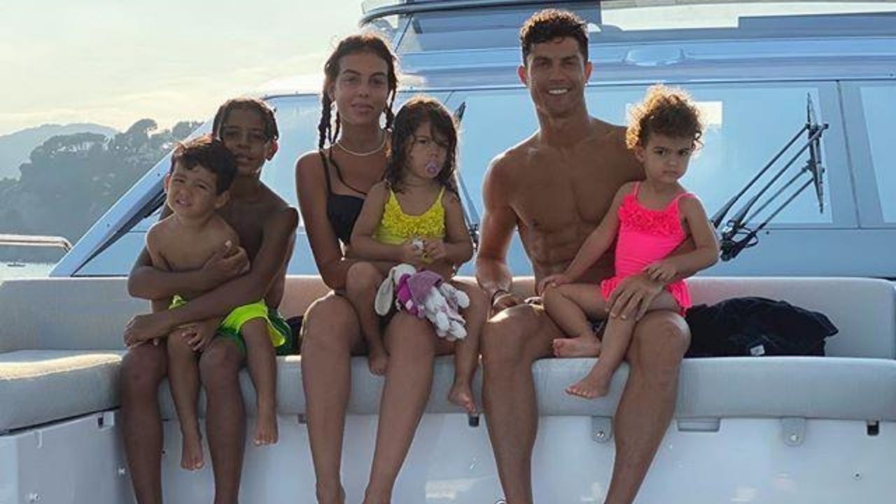 Cristiano Ronaldo et Georgina Rodriguez : Quand des petits curieux s’incrustent sur leur lieu de vacances !