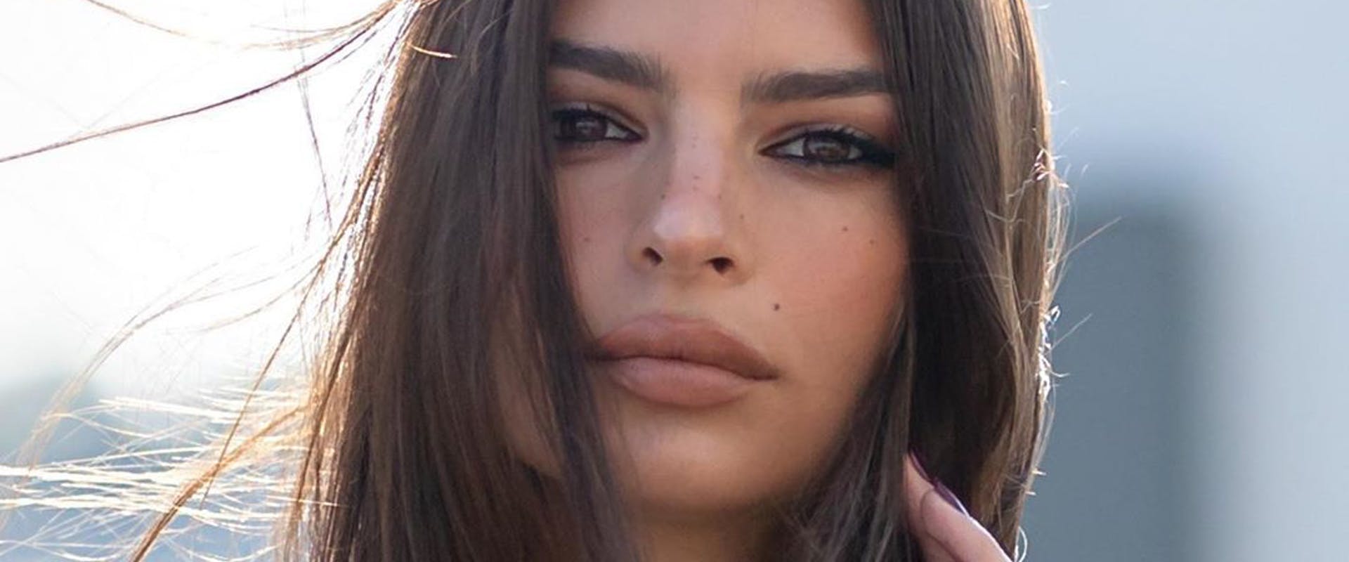 Emily Ratajkowski se déhanche en vidéo dans un tout petit bikini, ses fans deviennent fou !