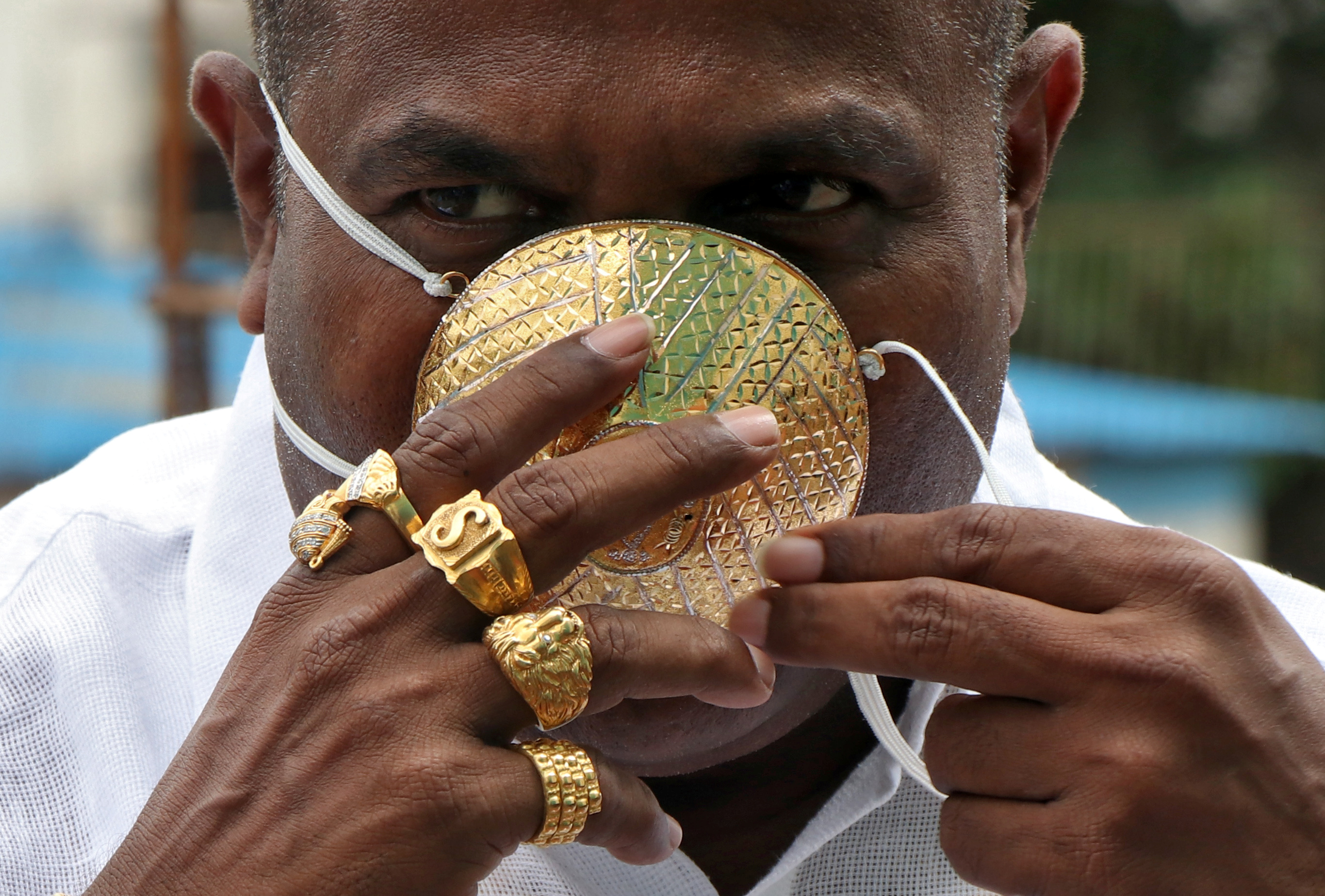 Face au coronavirus, il dépense une fortune pour un masque... en or !