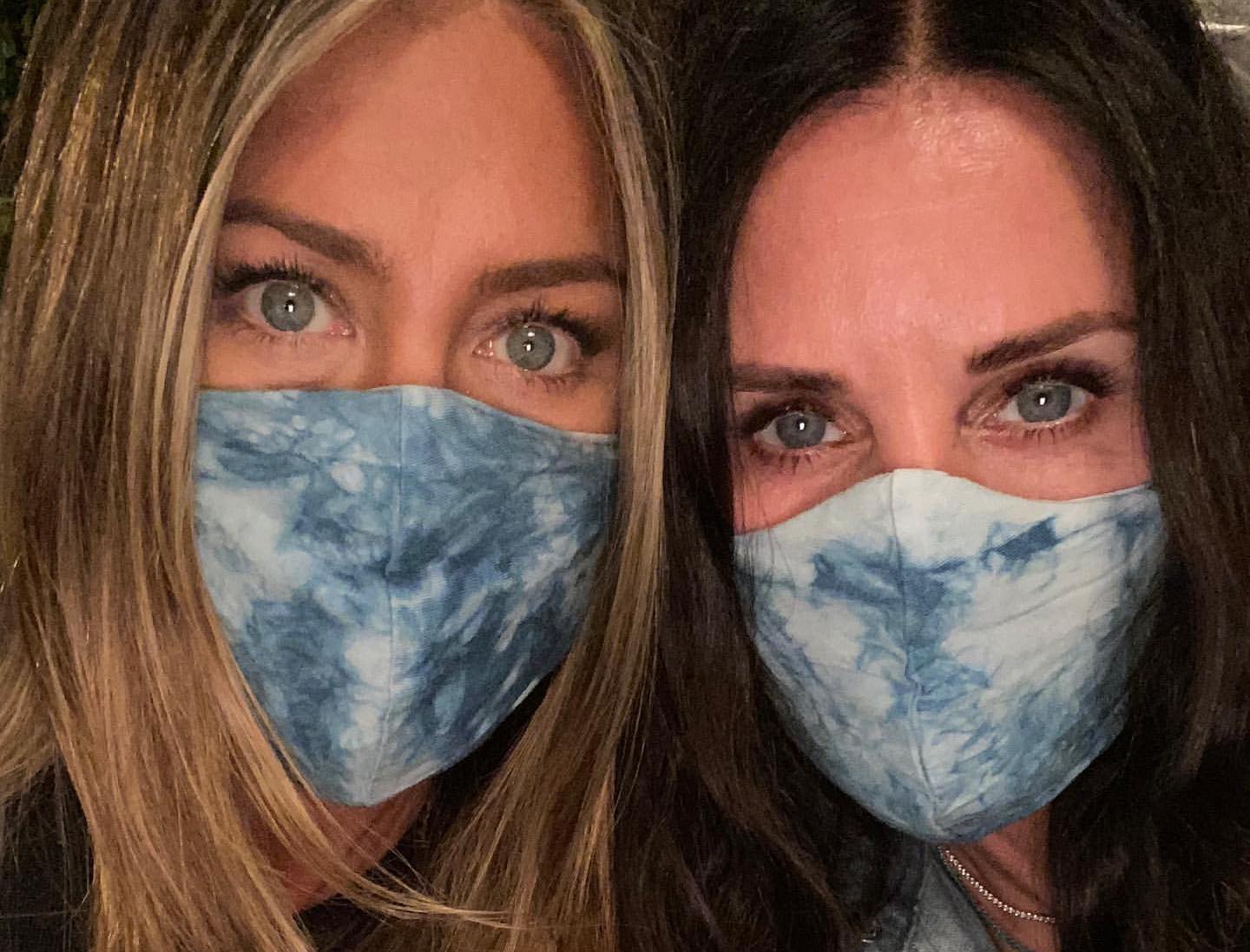 Jennifer Aniston et Courteney Cox : Une photo choc pour promotionner le port du masque