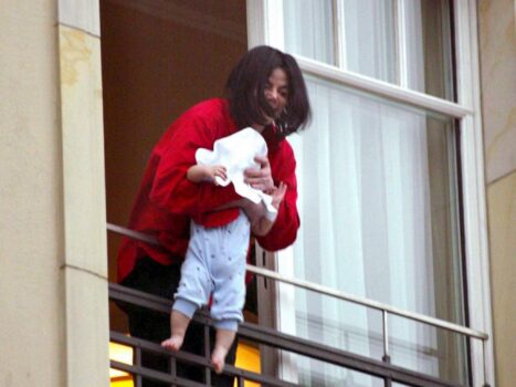  Michael Jackson présente son fils Prince à la foule (Berlin, 2002)
