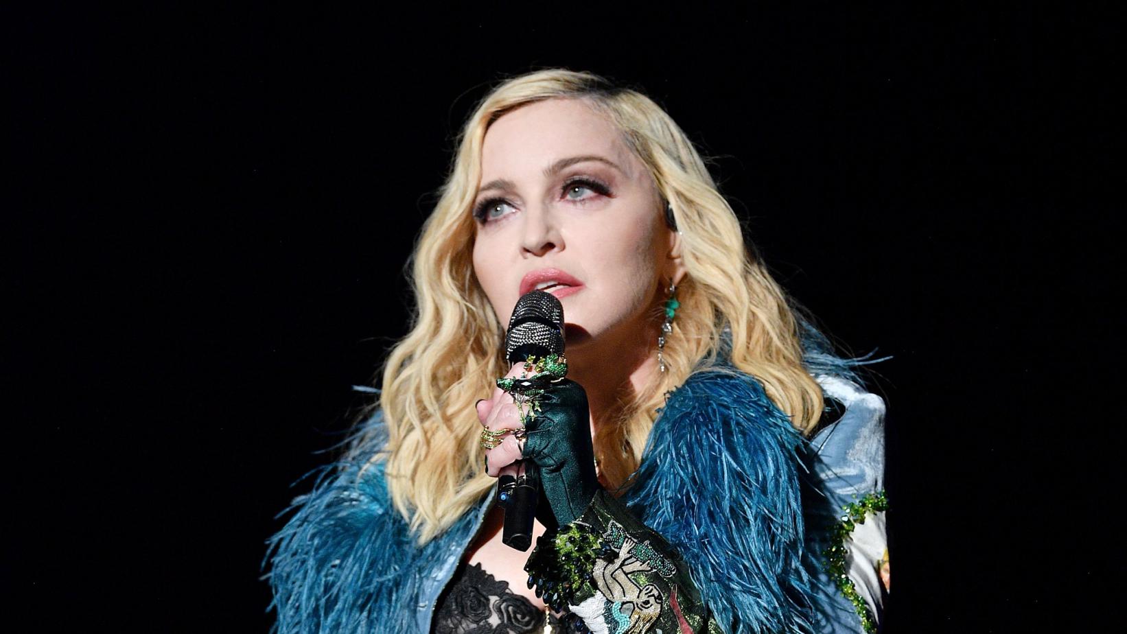 Madonna prend la pose avec son chéri dans une position très... suggestive !