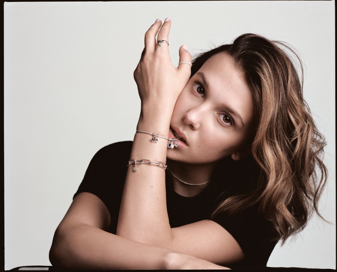 Millie Bobby Brown : La star de Stranger Things lance sa collection de bijoux