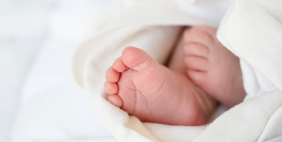 Naissance : Un bébé naît avec le stérilet de sa maman à la main