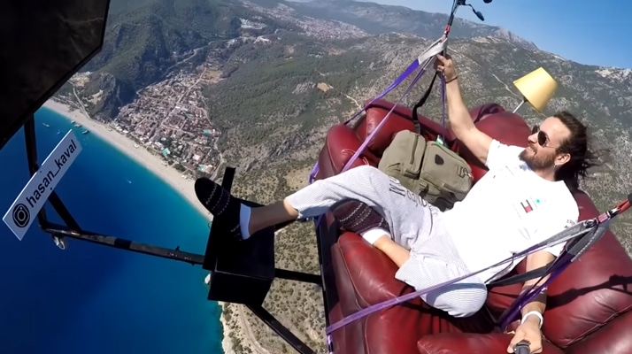 Sport extrême : Il fait du parapente assis sur son canapé tout en regardant la télé