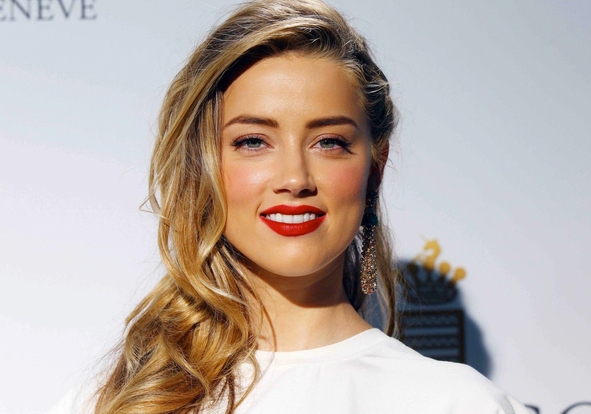Amber Heard : Sa tenue jugée inappropriée pendant la visite d'une Mosquée révolte les internautes