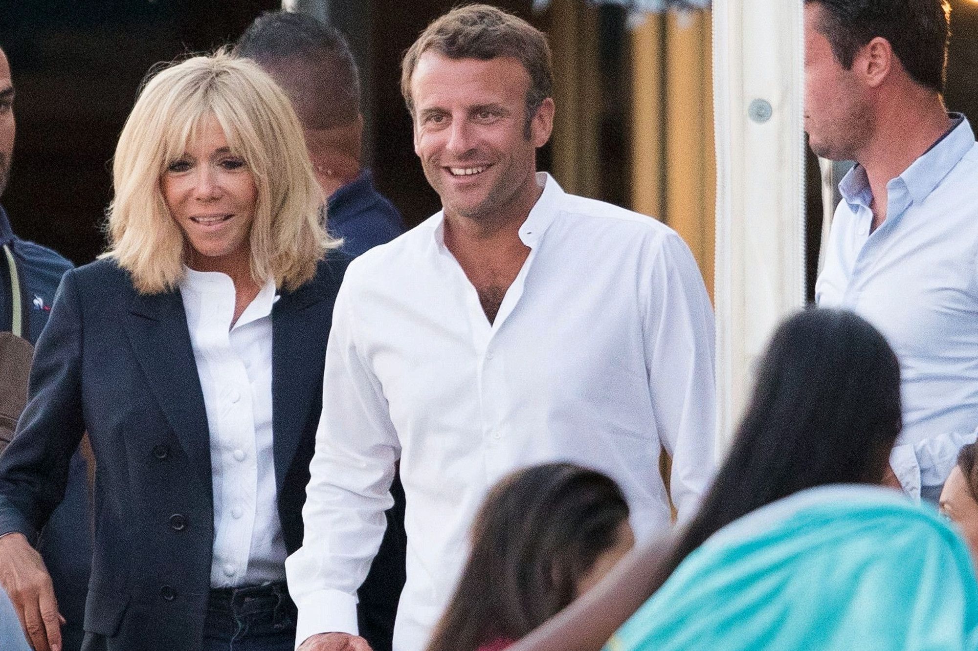 Emmanuel Macron oublie la distanciation sociale en vacances et se paie un bain de foule