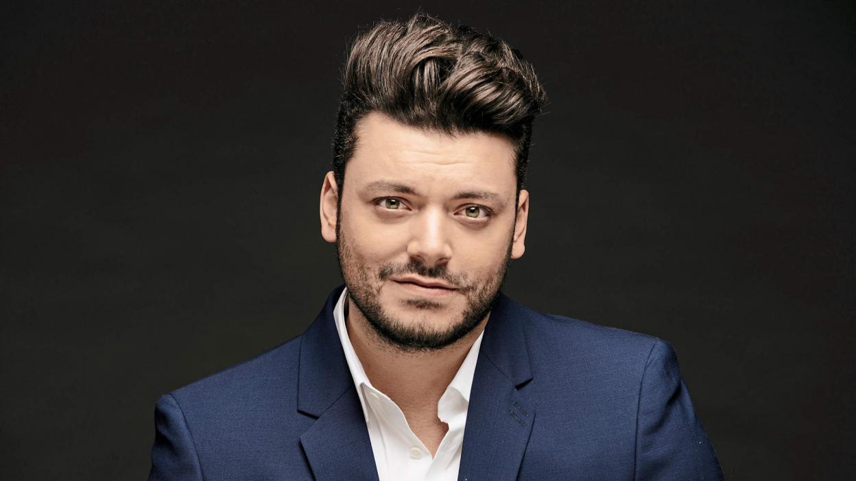 Kev Adams : Oubliée Iris Mittenaere ! L'humoriste très proche d'une jolie blonde !