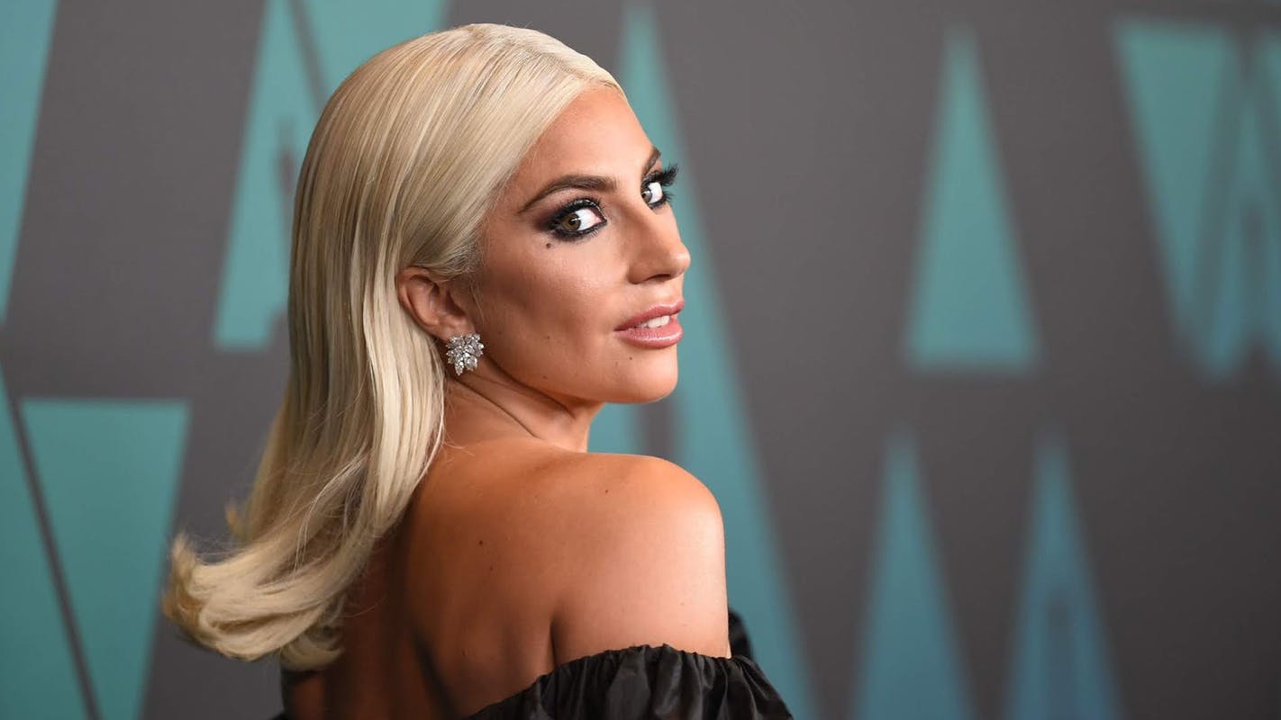 Lady Gaga plongée dans un bain de glaçons : Découvrez pourquoi !