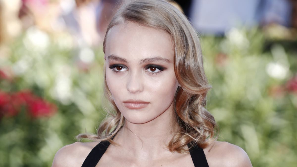 Lily-Rose Depp en couple ? Ce baiser qui enflamme la toile !