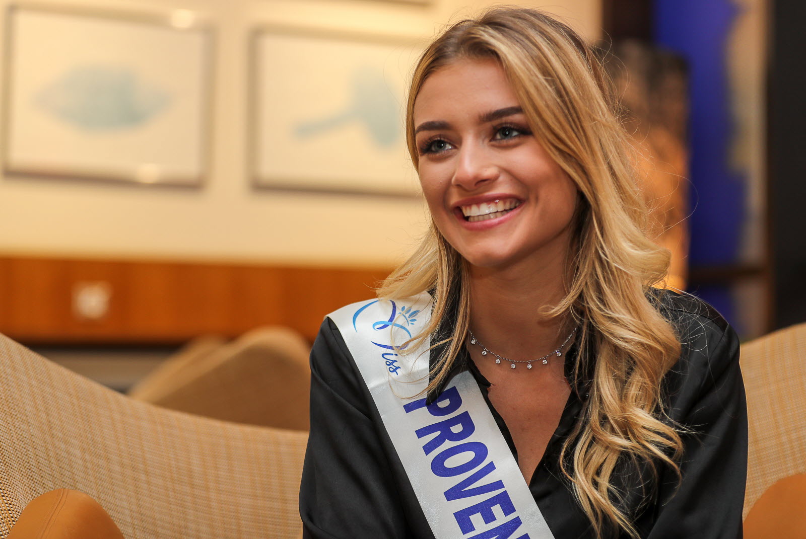 Lou Ruat : Miss Provence s'affiche séductrice en tout petit bikini, Hot !