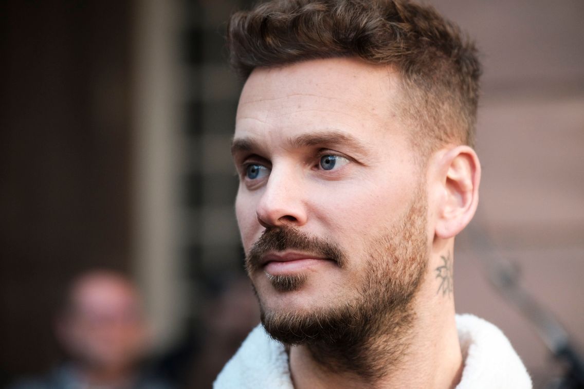 Matt Pokora ému aux larmes, il évoque la terrible maladie qui a touché sa famille