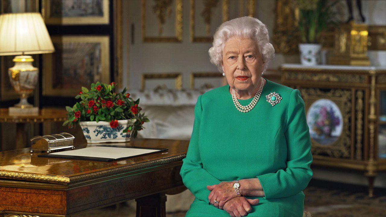 Panique à Buckingham : La reine Elizabeth II s'est fait voler par un proche !
