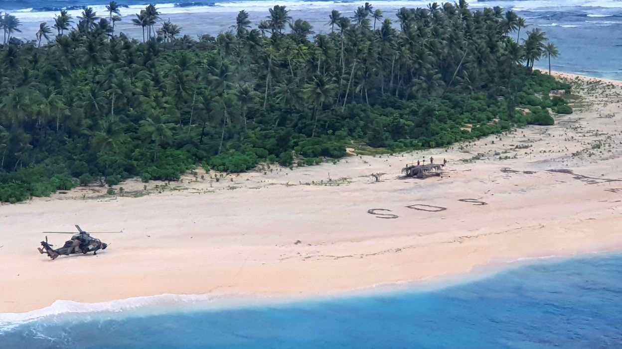 Secourus après avoir dessiné un énorme SOS sur le sable