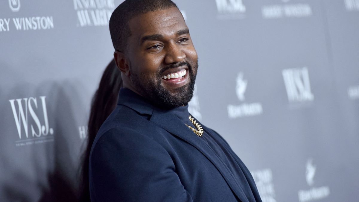 Kanye West se filme en train d'uriner sur son Grammy Award