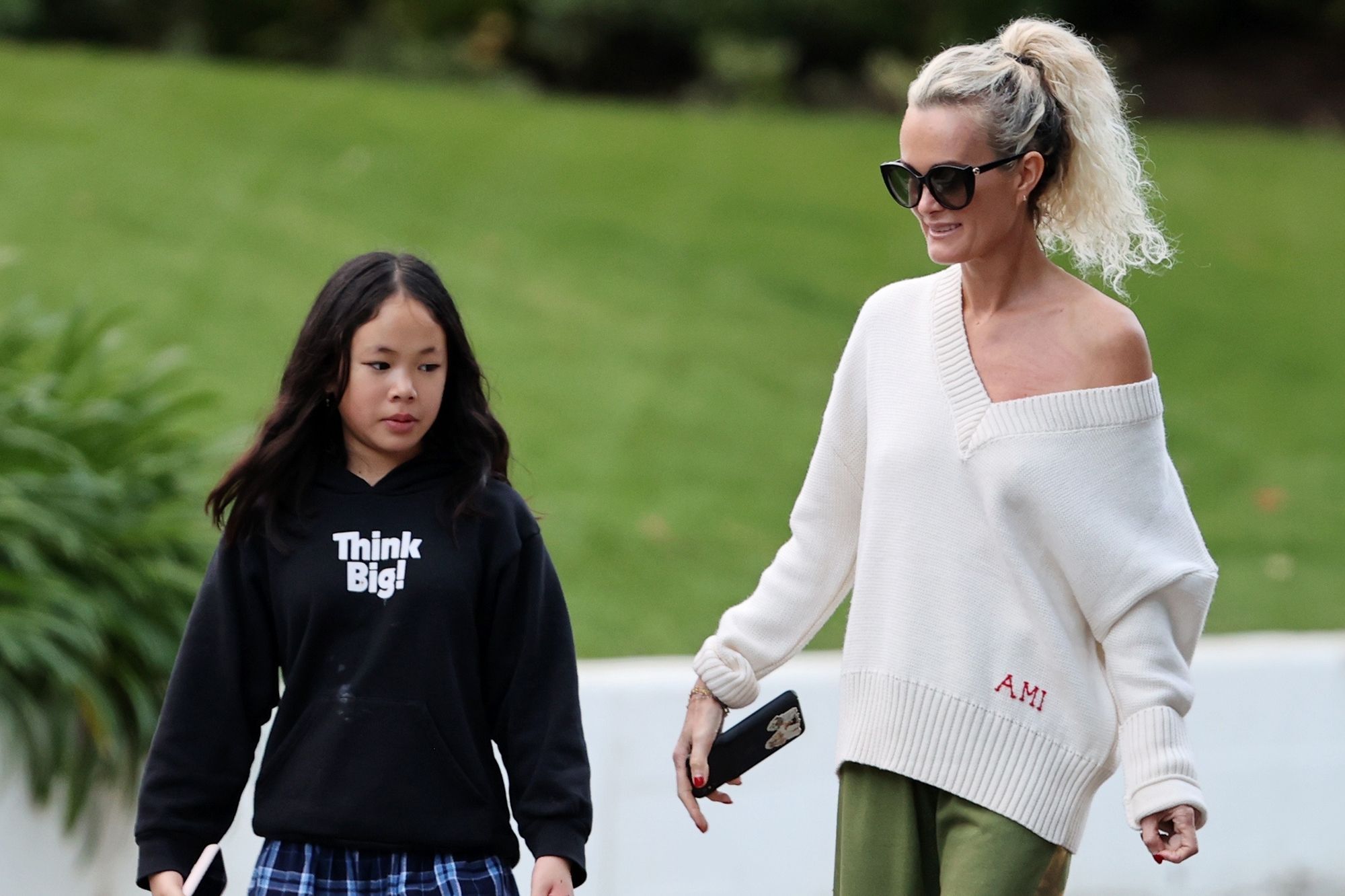 Laeticia Hallyday : sa fille Joy s'affiche avec un sac de luxe... qui ne passe pas inaperçu !