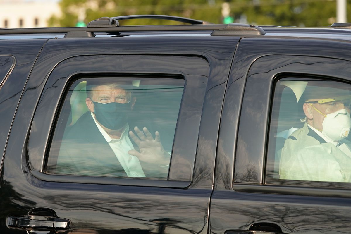 Donald Trump hospitalisé : il s'offre un bain de foule et fait polémique