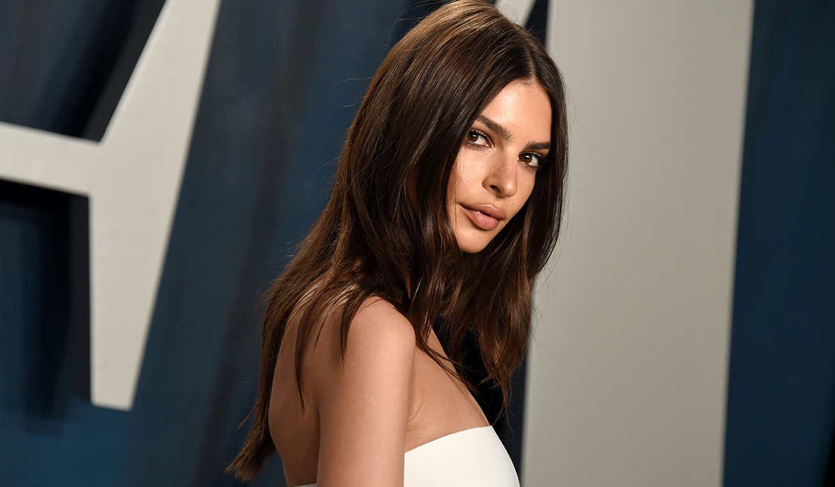 Emily Ratajkowski dévoile son baby bump dans le plus simple appareil ! Une beauté naturelle ?