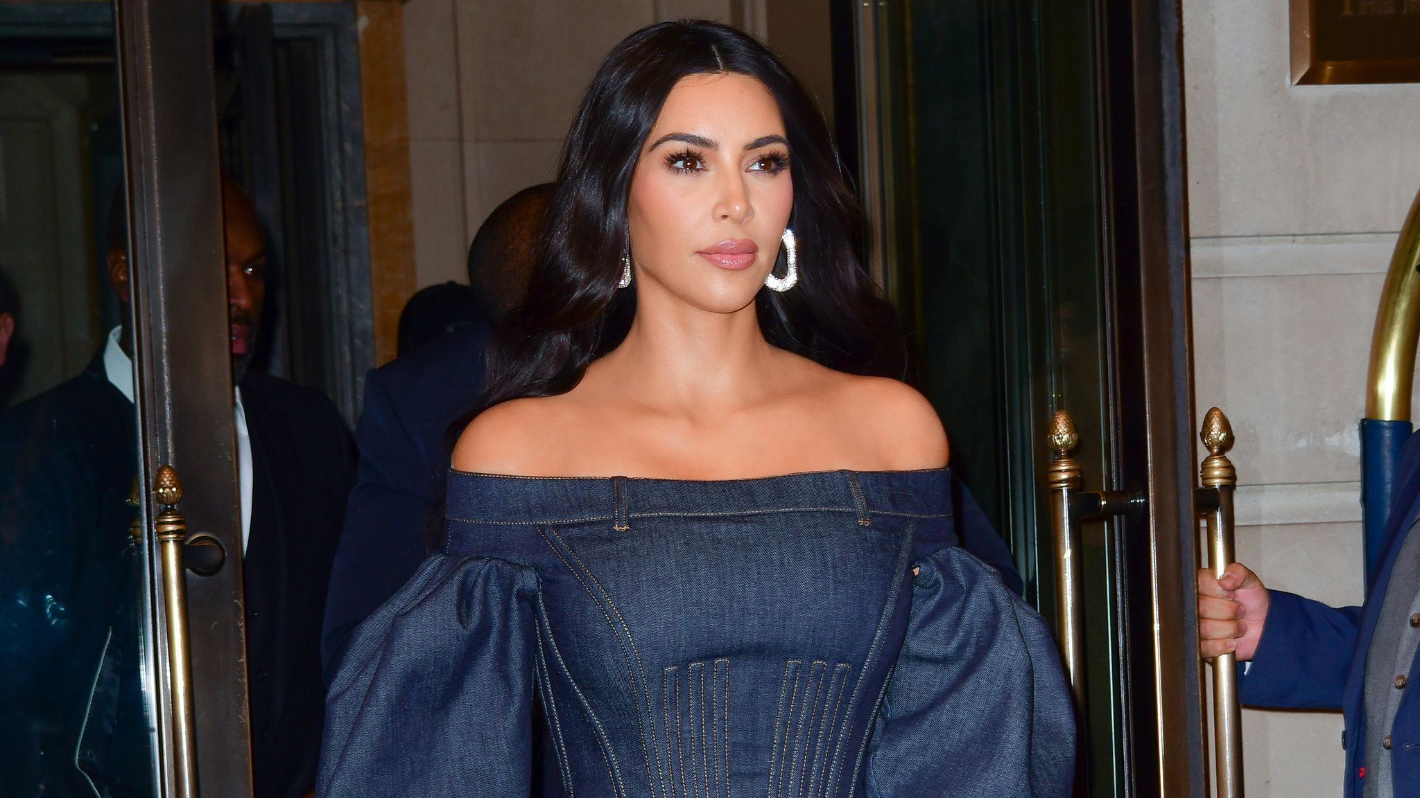 Kim Kardashian West dévoile son string Givenchy en robe de soirée