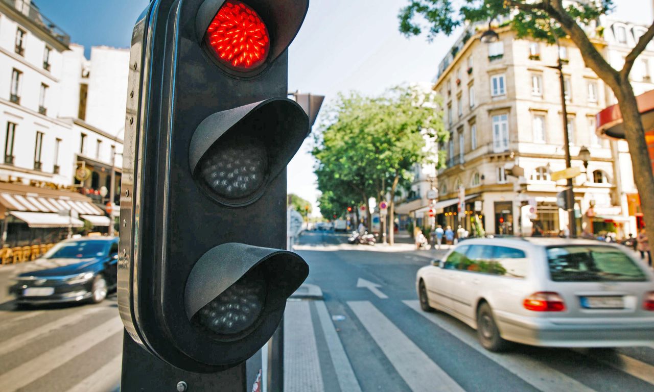 La surprenante réaction des automobilistes devant un feu rouge en panne