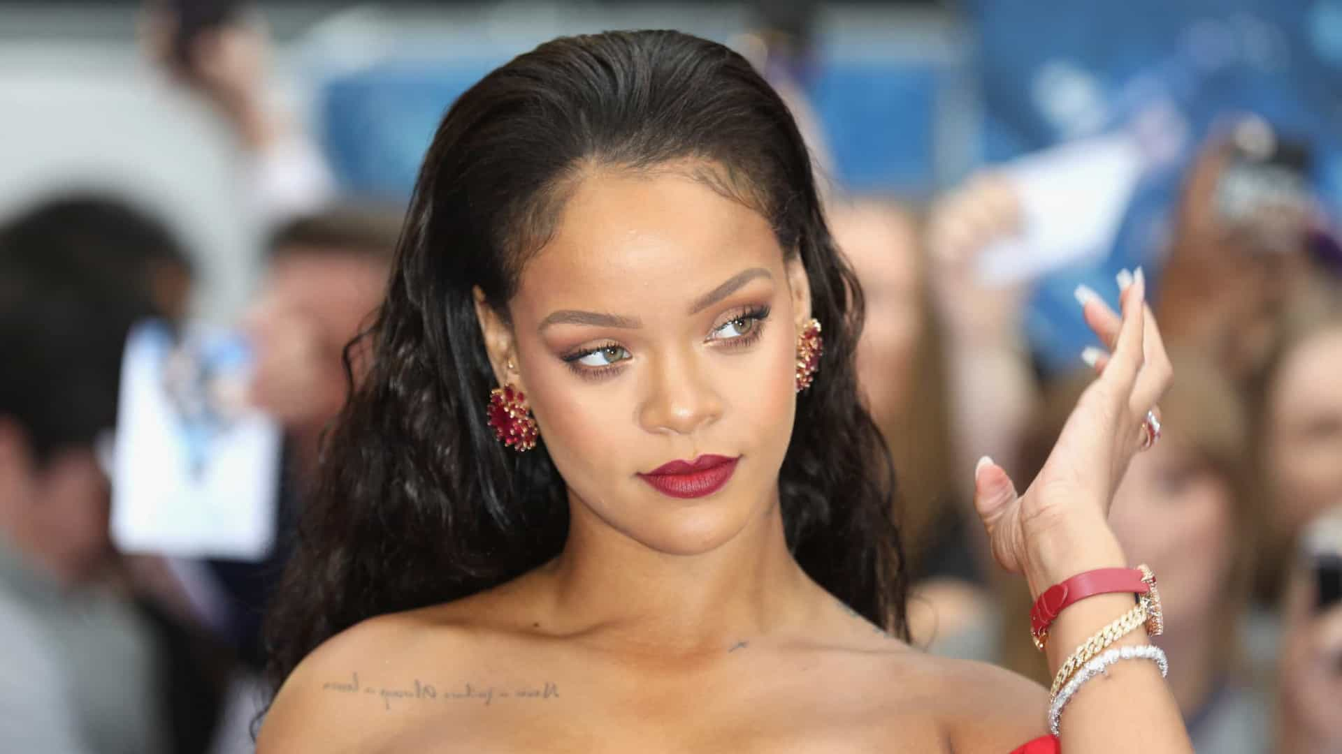 Rihanna pose uniquement vêtue d'un short, ses fans sont en colère