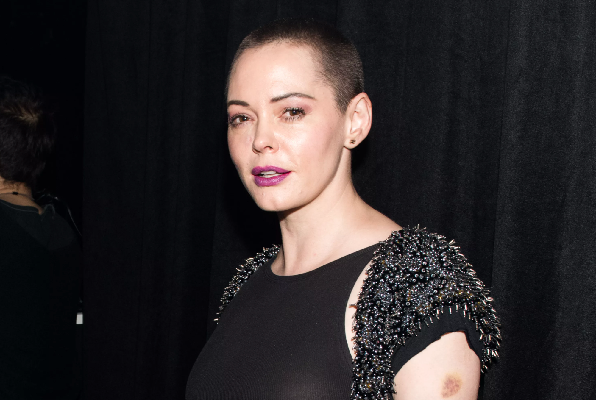 Rose McGowan, très sévèrement attaquée, remet en place une actrice de Charmed