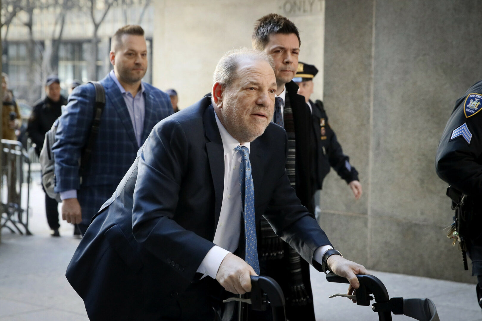  L'arrivée d'Harvey Weinstein au tribunal en février 2020
